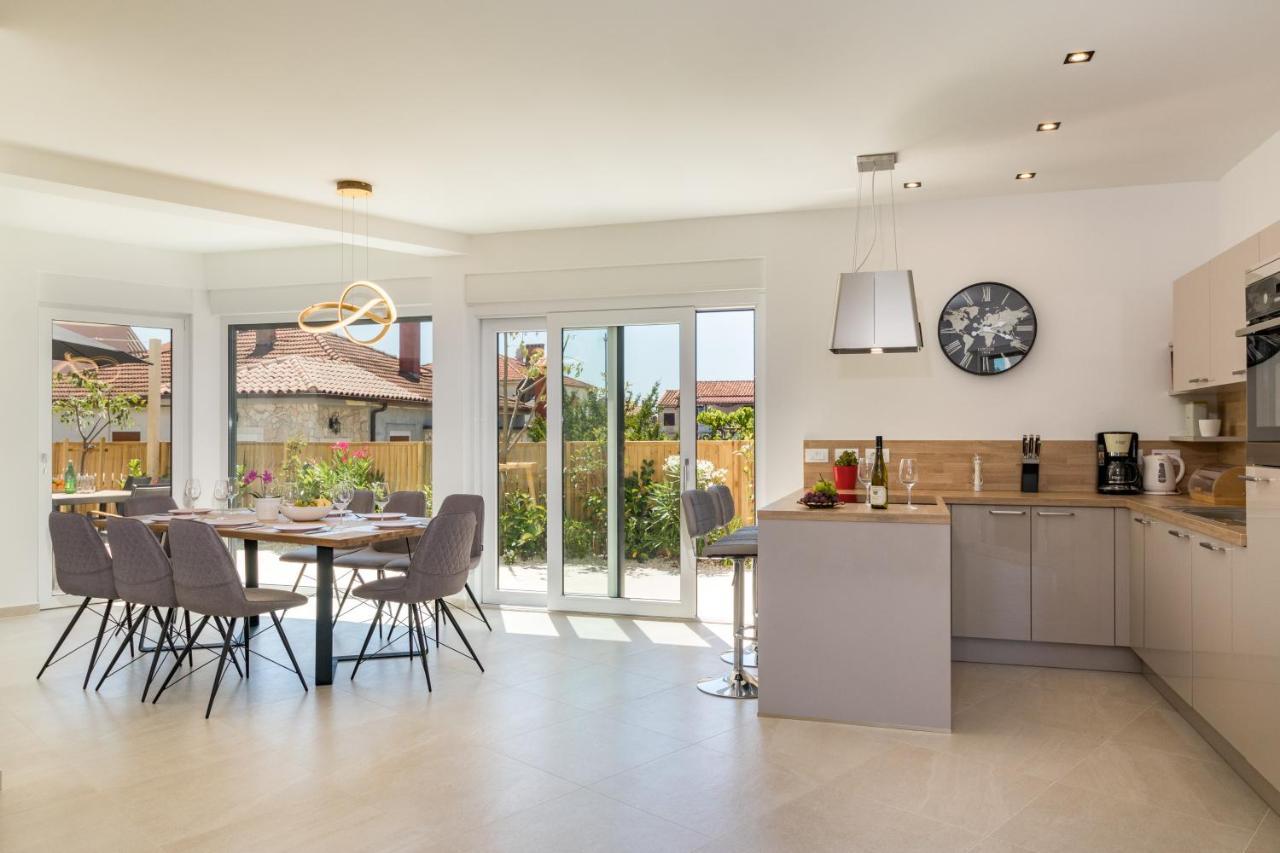 Villa Elena Deluxe Mit Whirlpool Und Beheiztem Pool Am Meer Und Wunderschoenen Blick Auf Die Brijuni Inseln Fažana Kültér fotó