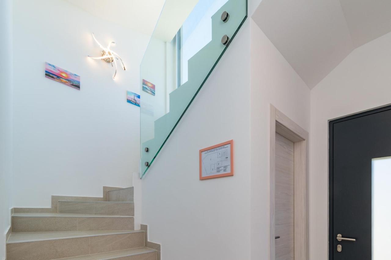 Villa Elena Deluxe Mit Whirlpool Und Beheiztem Pool Am Meer Und Wunderschoenen Blick Auf Die Brijuni Inseln Fažana Kültér fotó