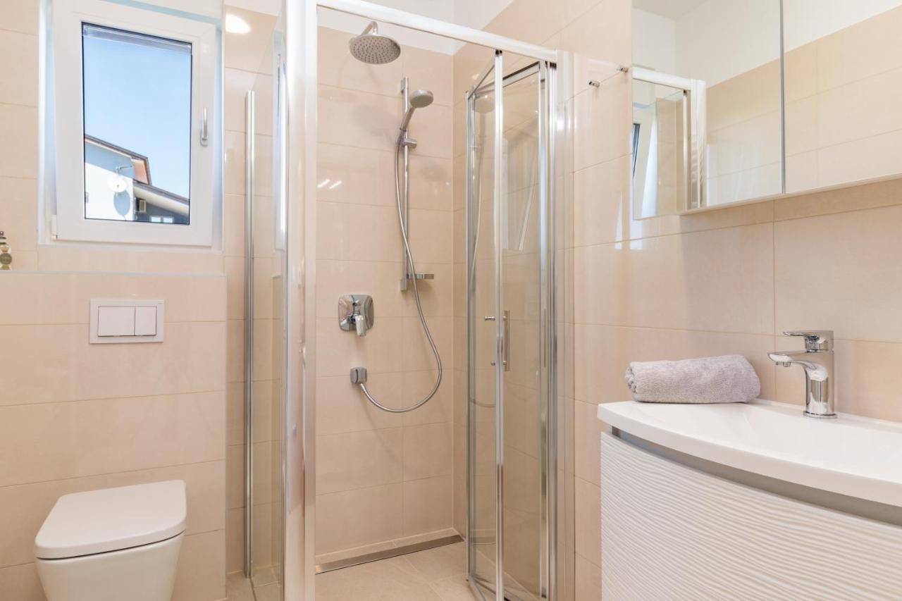 Villa Elena Deluxe Mit Whirlpool Und Beheiztem Pool Am Meer Und Wunderschoenen Blick Auf Die Brijuni Inseln Fažana Kültér fotó