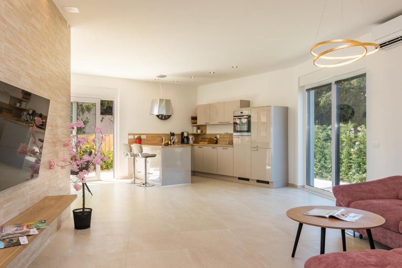 Villa Elena Deluxe Mit Whirlpool Und Beheiztem Pool Am Meer Und Wunderschoenen Blick Auf Die Brijuni Inseln Fažana Kültér fotó