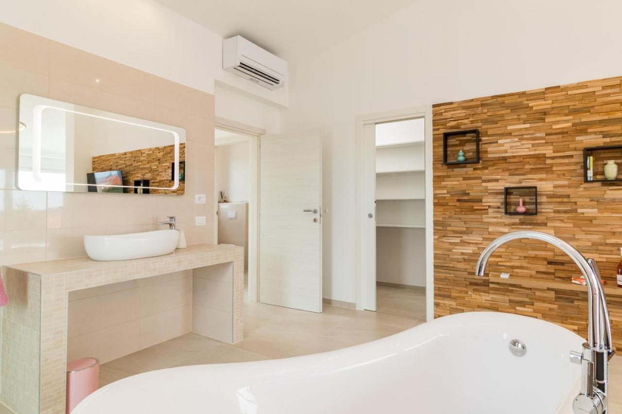 Villa Elena Deluxe Mit Whirlpool Und Beheiztem Pool Am Meer Und Wunderschoenen Blick Auf Die Brijuni Inseln Fažana Kültér fotó