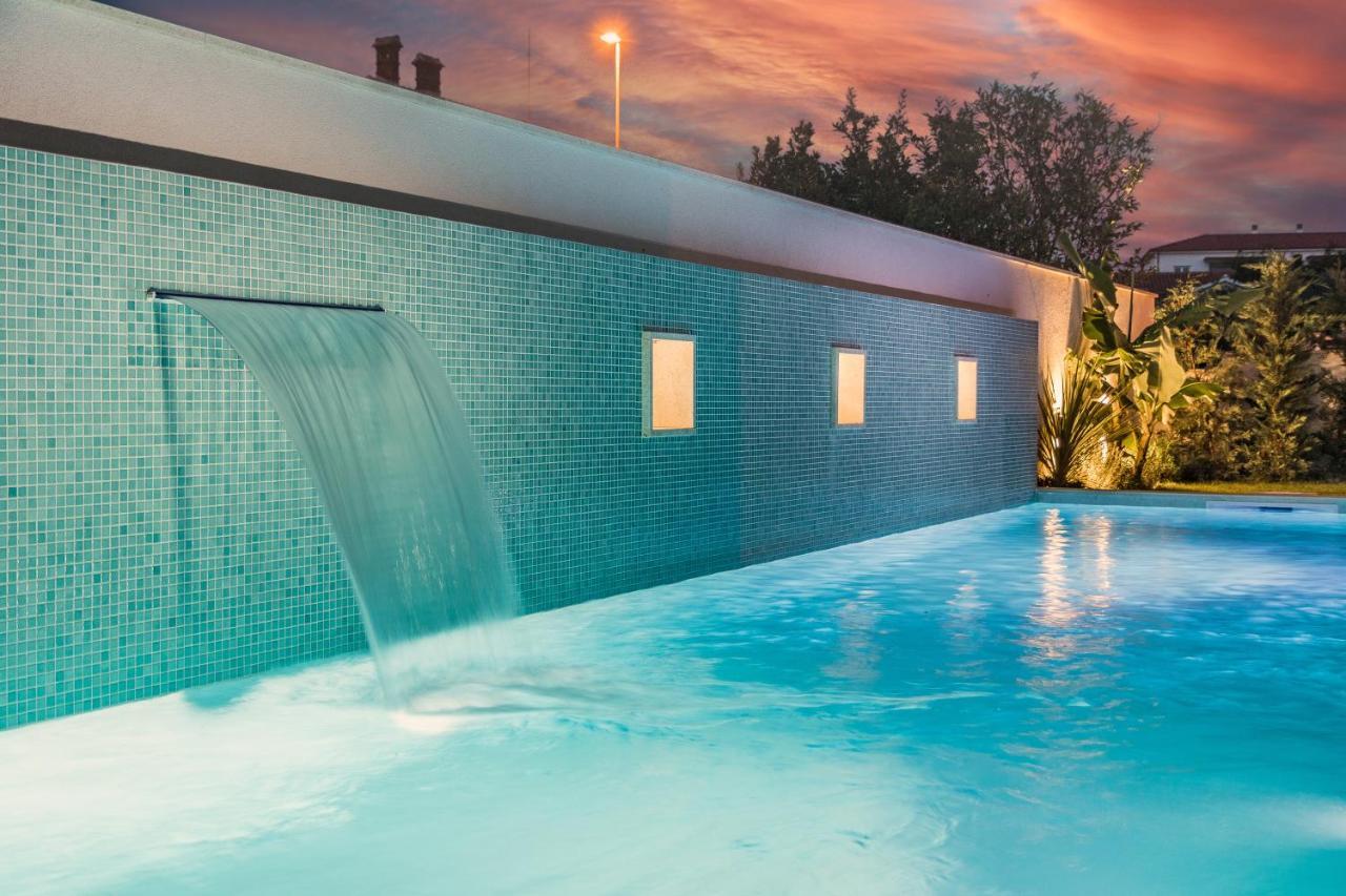 Villa Elena Deluxe Mit Whirlpool Und Beheiztem Pool Am Meer Und Wunderschoenen Blick Auf Die Brijuni Inseln Fažana Kültér fotó