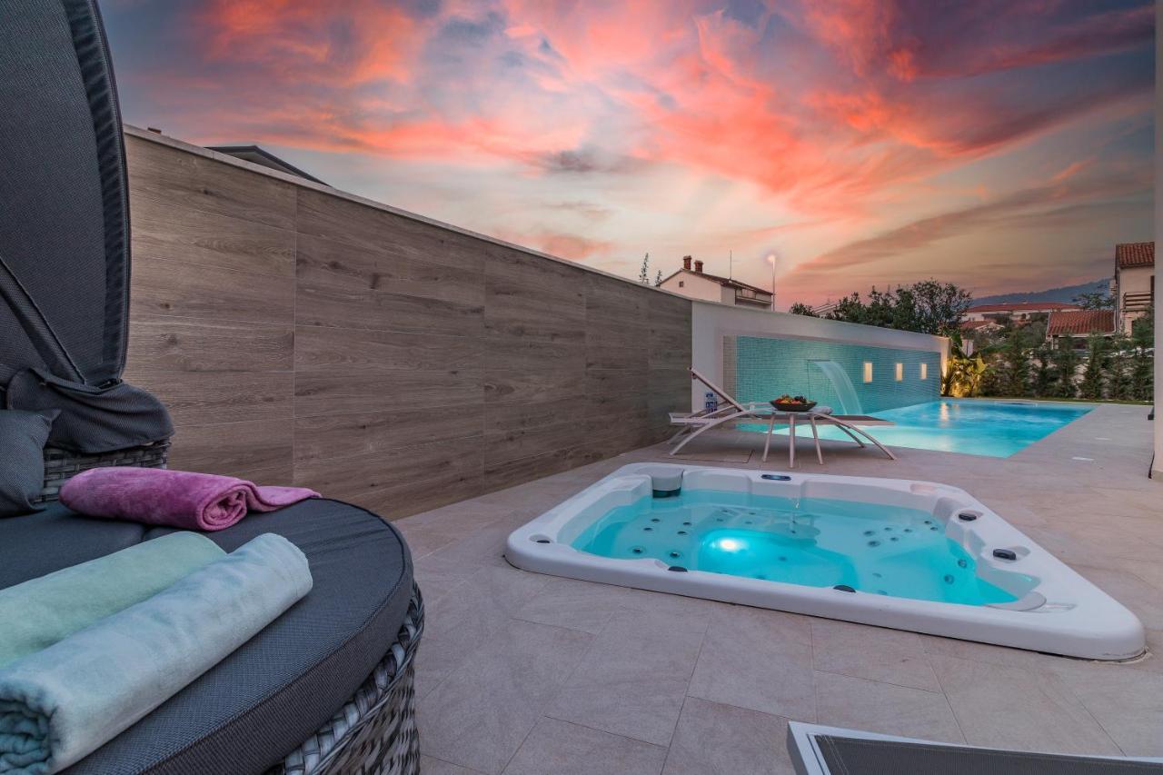 Villa Elena Deluxe Mit Whirlpool Und Beheiztem Pool Am Meer Und Wunderschoenen Blick Auf Die Brijuni Inseln Fažana Kültér fotó