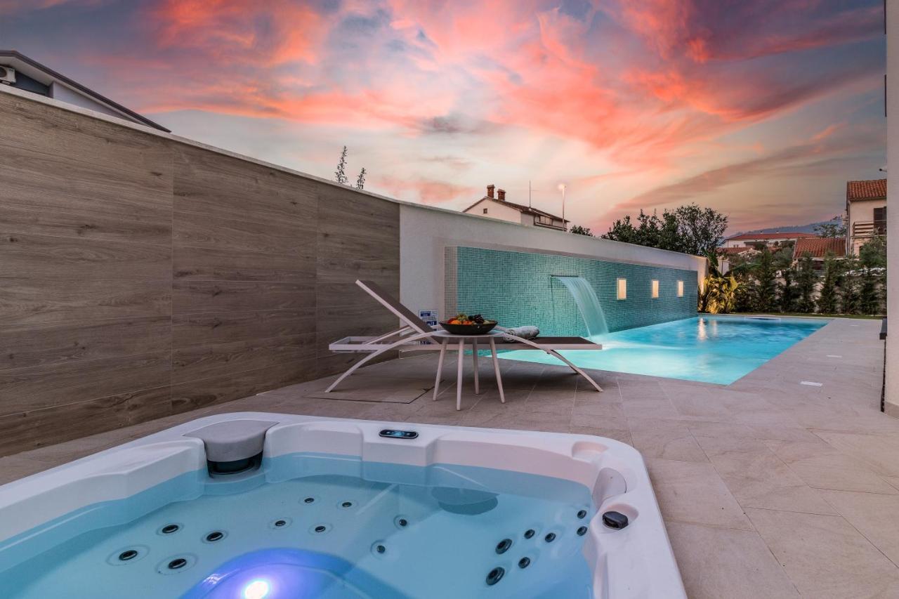 Villa Elena Deluxe Mit Whirlpool Und Beheiztem Pool Am Meer Und Wunderschoenen Blick Auf Die Brijuni Inseln Fažana Kültér fotó