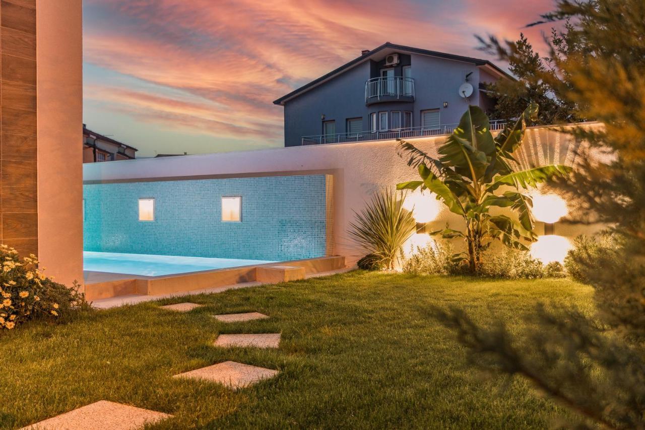 Villa Elena Deluxe Mit Whirlpool Und Beheiztem Pool Am Meer Und Wunderschoenen Blick Auf Die Brijuni Inseln Fažana Kültér fotó