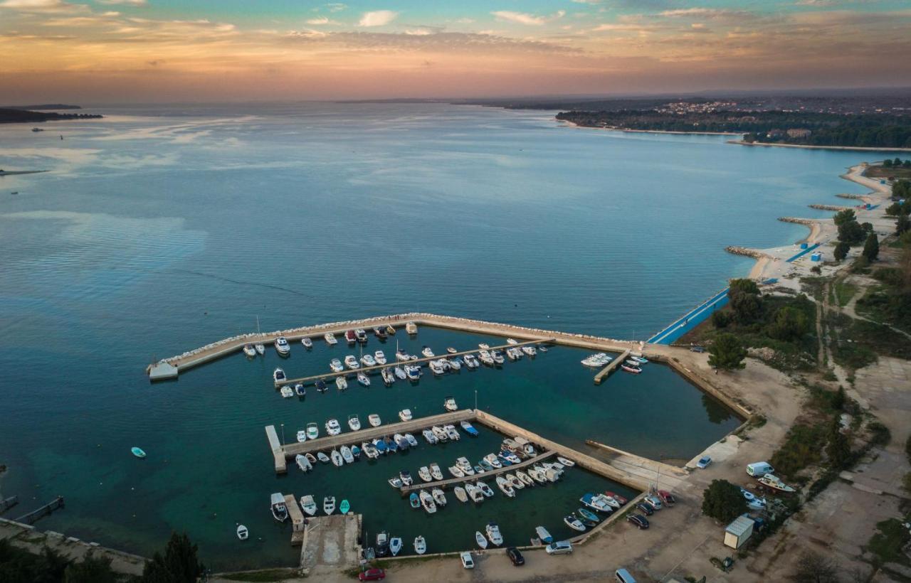 Villa Elena Deluxe Mit Whirlpool Und Beheiztem Pool Am Meer Und Wunderschoenen Blick Auf Die Brijuni Inseln Fažana Kültér fotó